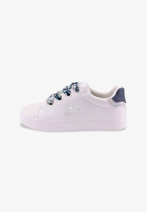 Baskets blanches avec une tige en cuir lisse, présentant des accents contrastants bleu marine au talon et des lacets à motifs. Logo embossé sur le côté.