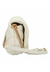 Borsa a tracolla in pelle trapuntata crema con hardware in metallo dorato, forma strutturata e tracolla staccabile.