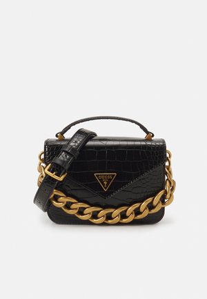 Czarna torebka typu satchel o fakturze skóry krokodyla, z złotym łańcuszkowym paskiem i trójkątnym logo Guess na przedniej klapce.