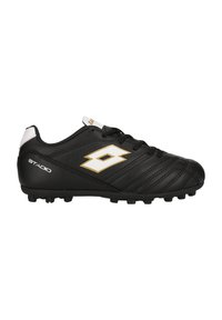 Scarpa da calcio nera in pelle sintetica con dettagli del logo dorato. Presenta una parte superiore testurizzata, design con lacci e tacchetti in gomma modellata.