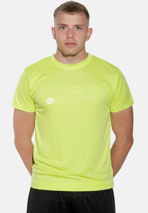 Kurzes, ärmelloses Sport-T-Shirt in leuchtendem Neon-Gelb, aus leichtem, feuchtigkeitsableitendem Stoff, mit einem kleinen weißen Logo auf der Brust.