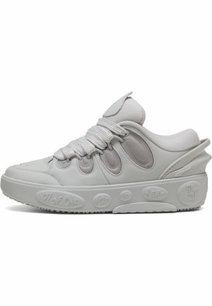 Lysegrå sneaker med tykke reb-snørebånd, meshpaneler, polstret krave og skulptureret sål med præget tekst og design.