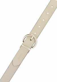 Skórzany pasek w jasnobeżowym kolorze o fakturowanej powierzchni, wyposażony w srebrną sprzączkę w kształcie litery D i liczne otwory do regulacji długości.