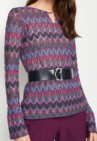 comma Sweter