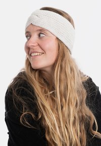 Biały dziany opaska na głowę z skręconym wzorem, z teksturowanej tkaniny i szerokim pasem, noszona przez osobę z długimi włosami.