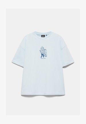 Svijetloplava majica kratkih rukava s malom tamnoplavom grafikom osobe koja nosi složeni prtljag i tekstom "WEEKEND LUGGAGE" na sredini sprijeda.