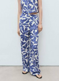 Blauw-wit gemusterd cropped top en wijde broek gemaakt van lichtgewicht stof, met een bloemenontwerp en een ontspannen pasvorm.