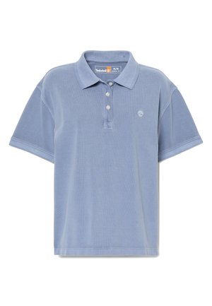 Niebieska, lekkka koszulka polo Timberland z krótkim rękawem, kołnierzykiem, trzema guzikami oraz małym logo drzewa na lewej piersi.