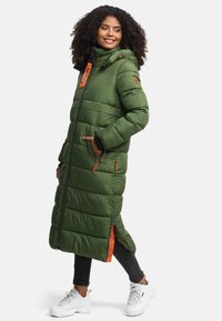 Leng groene pufferjas met horizontaal gestikte ontwerp, ritszakken en oranje accenten. Heeft een capuchon en een volledige rits aan de voorkant.