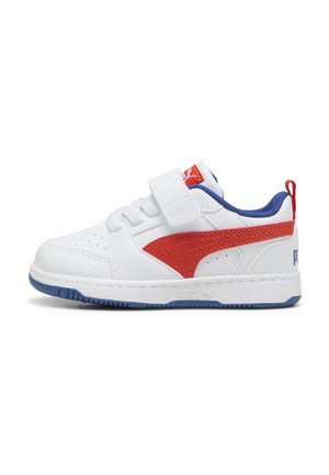 Chaussure de sport blanche avec logo PUMA rouge, accents bleus, sangle à velcro et détails perforés ; semelle en caoutchouc avec surface texturée antidérapante.