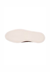 Bruine leren schacht van de schoen met een witte rubberen zool; glad, vlak oppervlak met een lichte patroon voor grip en merkdetails die zijn ingedrukt.