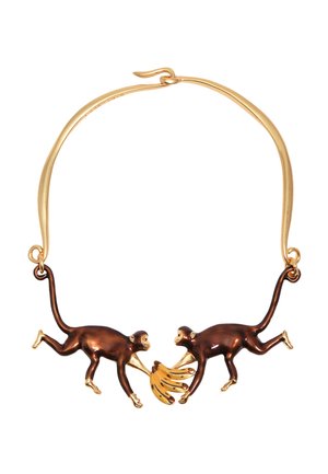 Złoty i brązowy naszyjnik z dwoma małpkami zwróconymi do siebie, każda trzymająca kiść bananów pomiędzy sobą.