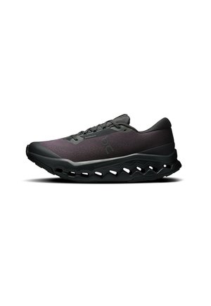 Chaussure de sport imperméable noire et grise avec une tige texturée, une semelle intermédiaire rembourrée dotée d'ouvertures, et un design de bout arrondi.