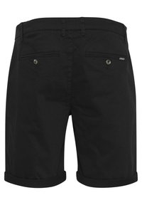 Schwarze Baumwollshorts mit klassischem Schnitt, ausgestattet mit zwei Gesäßtaschen und umgeschlagenen Säumen. Glatte Textur mit leichtem Glanz.