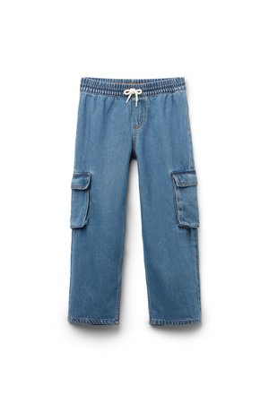 Modré džínové cargo kalhoty s elastickým pasem a bílým šňůrkovým provázkem, s velkými klopovými kapsami na každé straně.