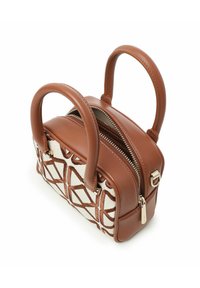 Bruine leren handtas met een geometrisch patroon op de stof, twee korte handvatten en een dubbele ritsluiting. Voorzien van goudkleurige hardware accenten.