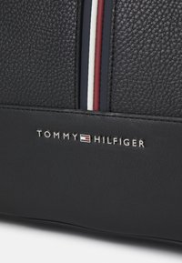 Tommy Hilfiger CENTRAL DUFFLE UNISEX - Reiseveske - black