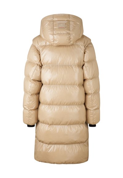 Lang beige quiltet pufferjakke med hætte og sorte indvendige manchetter, vist fra bagsiden på hvid baggrund.