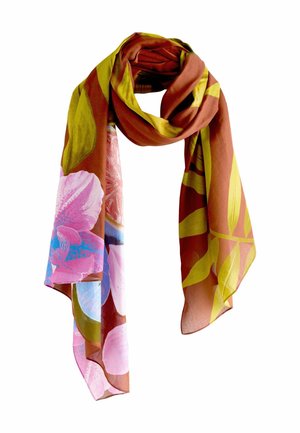 Longue écharpe légère avec des motifs floraux et feuillages marron, jaune, rose et bleu, drapée et bouclée sur fond blanc.