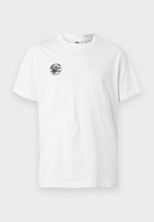 Tricou alb cu mâneci scurte și guler rotund, având un mic glob negru circular și un logo geometric pe partea stângă a pieptului.