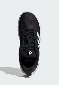 Čierna atletická topánka s priedušným zvrškom, biely dizajn s tromi pruhmi, okrúhla špička a Cloudfoam stielka. Obsahuje kontrastnú podrážku a šnúrky.