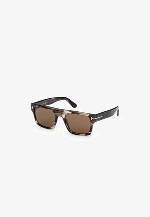 Rechteckige Sonnenbrille mit durchscheinenden, dunklen Schildpattgestellen und braun getönten Gläsern, verziert mit Metalldetails an den Bügeln.