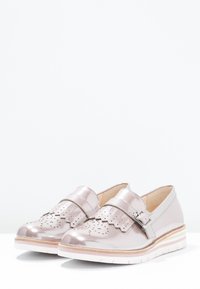 Metalliska rosa läderskor med en scalloped-design, perforerad detaljering och en enkel spännesrem. Vit och färgad lager-sula.