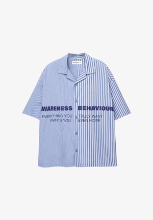 Sininen ja valkoinen raidoitettu lyhythihainen paita nappi edessä, jossa on rohkeaa tekstiä rinnassa. Puuvillamateriaali, rento malli.