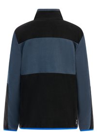 Fleecejack met een zwart en blauw kleurblokontwerp, hoge kraag en gestructureerde stof; bevat een klein logo aan de onderkant.