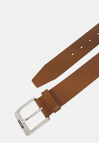 Cintura in pelle marrone con una fibbia in metallo argento. La cintura presenta una superficie liscia e dispone di diversi fori di regolazione lungo la cinghia.