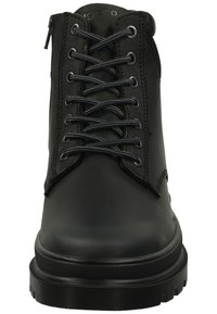 Stivaletto in pelle nera a caviglia con punta rotonda, lacci e occhielli in metallo. Presenta una cerniera laterale e una suola in gomma robusta con battistrada testurizzato.