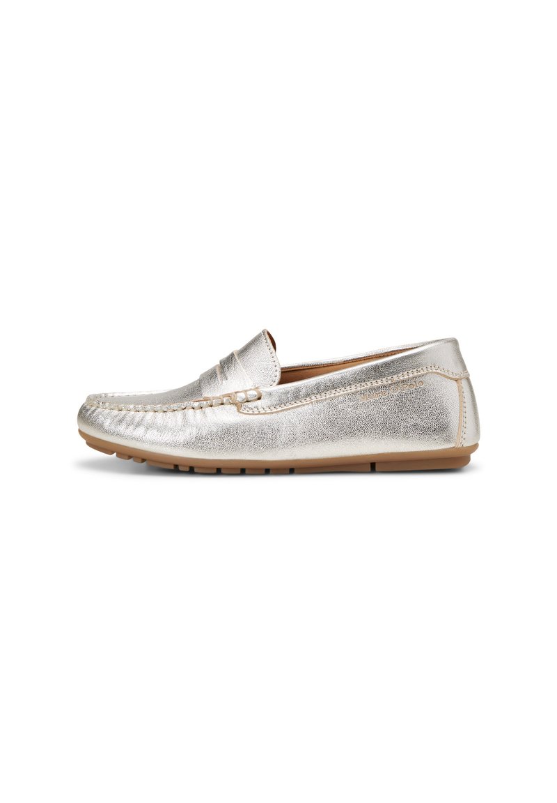 Metallisch silberne Slipper mit genähtem Design, flacher Gummisohle und ohne Schnürsenkel. Glatte Textur mit runder Zehenpartie und weichem Innenfutter.