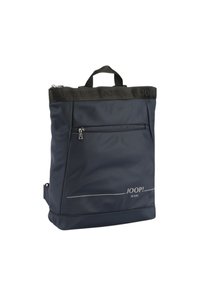Zaino in nylon blu navy con maniglia superiore, tasca frontale con zip e dettagli del logo bianco. Texture liscia con una forma rettangolare.