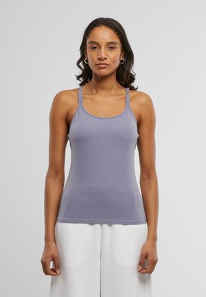 Tettsittende, kort tanktopp i lavendel, laget av glatt, elastisk stoff. Har tynne stropper og rund halslinning.