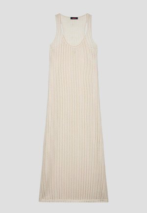 Gebreide mouwloze jurk in off-white met een gestructureerd patroon van kleine gaatjes. Het ontwerp is recht gesneden en reikt tot onder de knieën.