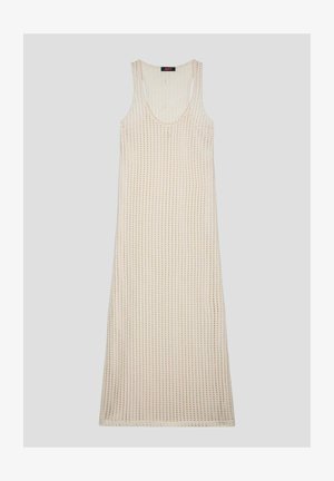 Gebreide mouwloze jurk in off-white met een gestructureerd patroon van kleine gaatjes. Het ontwerp is recht gesneden en reikt tot onder de knieën.