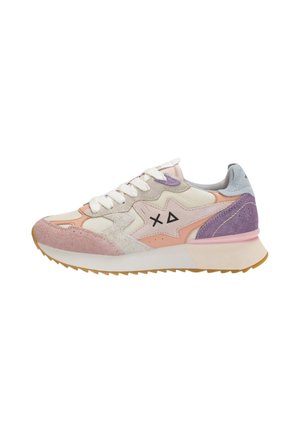 Lage sneaker met witte, roze, lavendel- en beige panelen, witte veters, rubberen zool en zwarte "X"- en driehoeksymbolen aan de zijkant.