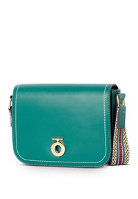 Türkise Leder-Crossbody-Tasche mit goldener, runder Hardware, weißer Naht und einem mehrfarbigen gestreiften Gurt. Rechteckige Form mit Klappenverschluss.