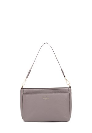 Borsa a spalla in pelle grigia morbida con dettagli dorati, texture liscia, forma rettangolare e una sola tracolla regolabile.