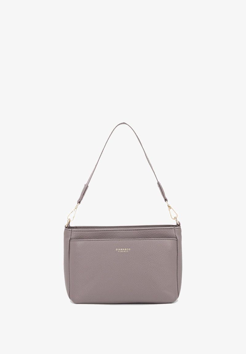 Borsa a spalla in pelle grigia morbida con dettagli dorati, texture liscia, forma rettangolare e una sola tracolla regolabile.