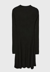 Robe noire en tricot avec manches longues, texture côtelée, col montant et ourlet évasé. Design simple sans éléments métalliques visibles ni motifs.