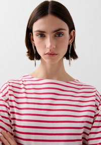 Scalpers STRIPES LABEL - Top s dlouhým rukávem - coral stripes
