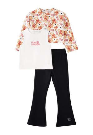 Conjunto para niños con camiseta de tirantes blanca estampada con "Hugs & Bows", camiseta de manga larga con estampado de osito de peluche y pantalones negros acampanados con detalle de corazón.
