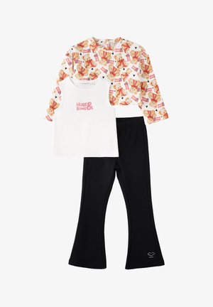 Conjunto para niños con camiseta de tirantes blanca estampada con "Hugs & Bows", camiseta de manga larga con estampado de osito de peluche y pantalones negros acampanados con detalle de corazón.