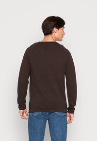 Jack & Jones JJEHILL CREW NECK  - Strikkegenser - mulch