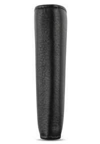 Étui en cuir noir, de forme allongée avec une surface texturée, un fond arrondi et des détails cousus le long de la couture.