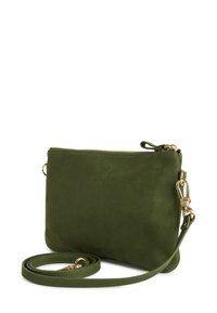 Zelena suđena crossbody torba sa zlatnim zatvaračem, odvojivim remenom i glatkom teksturom. Kompaktni pravokutni oblik, minimalistički dizajn.