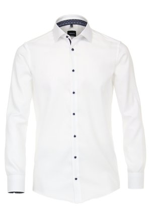 Hvid langærmet skjorte med krave, mørke knapper og mønstret marineblå indvendig foring. Glat tekstur, lige kant.