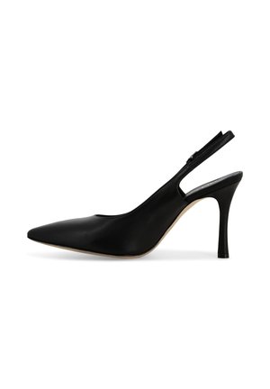 Scarpa nera in pelle con punta a forma di punta, con tacco a stiletto sottile e cinturino con fibbia, su uno sfondo bianco.