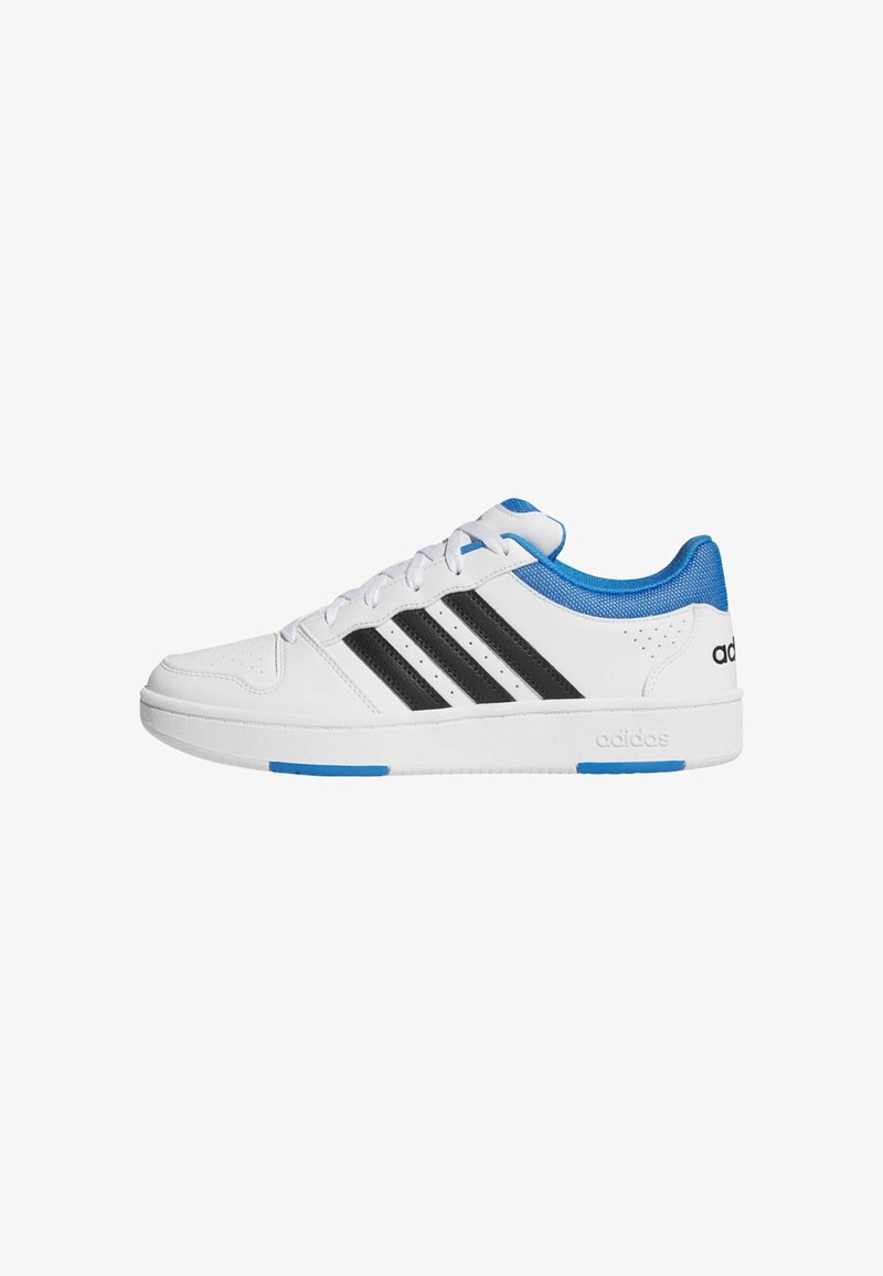 Bijele atletskih tenisice s crnim trostrukim uzorkom, plavim detaljima na jeziku i peti, te teksturiranom površinom na gornjem dijelu.